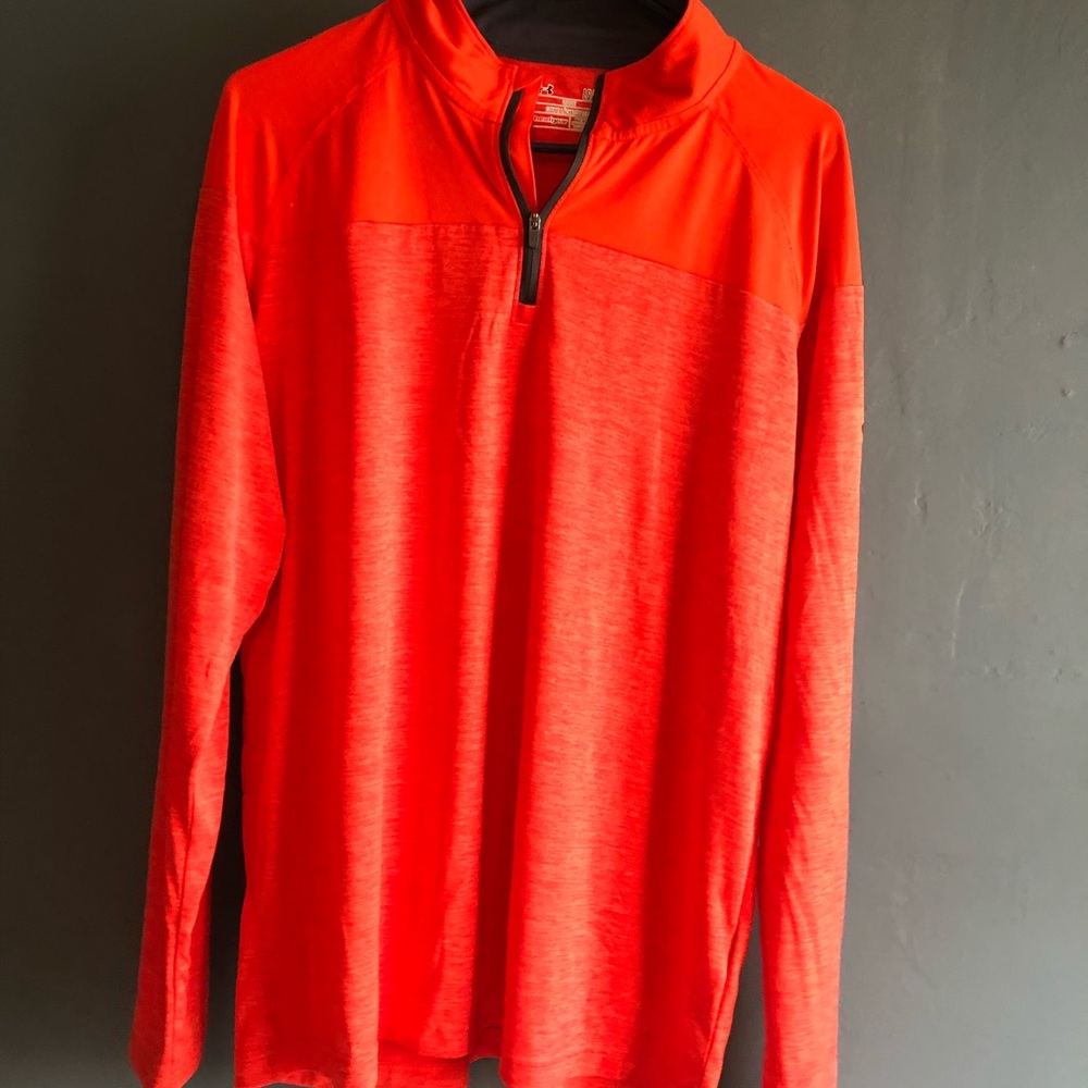 Men’s brand new under armor athletic top!